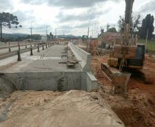 O Departamento de Estradas de Rodagem do Paraná (DER-PR) está investindo R$ 40 milhões em obras de rodovias da Região Metropolitana de Curitiba. Estão em andamento a duplicação da PR-417, no trecho entre Curitiba e Colombo, que também contará com novos viadutos, e a pavimentação com paver da PR-092, no município de Doutor Ulysses. Foto: Divulgação/DER