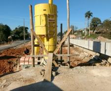 O Departamento de Estradas de Rodagem do Paraná (DER-PR) está investindo R$ 40 milhões em obras de rodovias da Região Metropolitana de Curitiba. Estão em andamento a duplicação da PR-417, no trecho entre Curitiba e Colombo, que também contará com novos viadutos, e a pavimentação com paver da PR-092, no município de Doutor Ulysses. Foto: Divulgação/DER