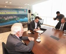O governador Carlos Massa Ratinho Junior e o diretor-presidente da Itaipu, general Joaquim Silva e Luna, assinaram nesta quinta-feira (01), convênio para dar início à construção da segunda ponte ligando o Brasil ao Paraguai, em Foz do Iguaçu.Curitiba, 01-08-19.Foto: Arnaldo Alves / ANPr.