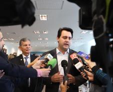 O governador Carlos Massa Ratinho Junior e o diretor-presidente da Itaipu, general Joaquim Silva e Luna, assinaram nesta quinta-feira (01), convênio para dar início à construção da segunda ponte ligando o Brasil ao Paraguai, em Foz do Iguaçu.Curitiba, 01-08-19.Foto: Arnaldo Alves / ANPr.