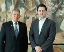 O governador Carlos Massa Ratinho Junior e o diretor-presidente da Itaipu, general Joaquim Silva e Luna, assinaram nesta quinta-feira (01), convênio para dar início à construção da segunda ponte ligando o Brasil ao Paraguai, em Foz do Iguaçu.