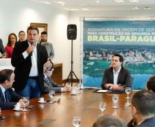 O governador Carlos Massa Ratinho Junior e o diretor-presidente da Itaipu, general Joaquim Silva e Luna, assinaram nesta quinta-feira (01), convênio para dar início à construção da segunda ponte ligando o Brasil ao Paraguai, em Foz do Iguaçu.