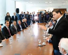 O governador Carlos Massa Ratinho Junior e o diretor-presidente da Itaipu, general Joaquim Silva e Luna, assinaram nesta quinta-feira (01), convênio para dar início à construção da segunda ponte ligando o Brasil ao Paraguai, em Foz do Iguaçu.