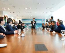 O governador Carlos Massa Ratinho Junior e o diretor-presidente da Itaipu, general Joaquim Silva e Luna, assinaram nesta quinta-feira (01), convênio para dar início à construção da segunda ponte ligando o Brasil ao Paraguai, em Foz do Iguaçu.