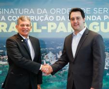 O governador Carlos Massa Ratinho Junior e o diretor-presidente da Itaipu, general Joaquim Silva e Luna, assinaram nesta quinta-feira (01), convênio para dar início à construção da segunda ponte ligando o Brasil ao Paraguai, em Foz do Iguaçu.
