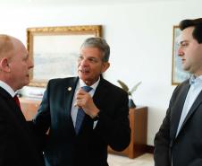 O governador Carlos Massa Ratinho Junior e o diretor-presidente da Itaipu, general Joaquim Silva e Luna, assinaram nesta quinta-feira (01), convênio para dar início à construção da segunda ponte ligando o Brasil ao Paraguai, em Foz do Iguaçu.