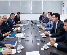 O governador Carlos Massa Ratinho Junior e o secretário nacional de Aviação Civil, Ronei Glanzmann, anunciaram nesta terça-feira (6), em Brasília, que a ampliação da pista do Aeroporto Internacional de Foz do Iguaçu (Cataratas) será feita antes da concessão para a iniciativa privada.