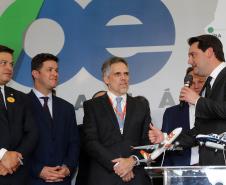 O Paraná passa a ter a maior malha aeroviária do País com o início nesta quarta-feira (07) do programa Voe Paraná. O novo pacote aéreo regional foi lançado pelo governador Carlos Massa Ratinho Junior no Aeroporto do Bacacheri, em Curitiba, e vai atender 12 cidades, de todas as regiões do Estado.Foto Gilson Abreu AENPr