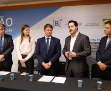 O governador Carlos Massa Ratinho Junior e o ministro da Infraestrutura, Tarcísio de Freitas, assinaram nesta terça-feira (13) um memorando de entendimento para o início de um trabalho conjunto de modelagem do novo programa de concessões de rodovias que cortam o Paraná.