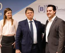 O governador Carlos Massa Ratinho Junior e o ministro da Infraestrutura, Tarcísio de Freitas, assinaram nesta terça-feira (13) um memorando de entendimento para o início de um trabalho conjunto de modelagem do novo programa de concessões de rodovias que cortam o Paraná.