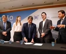 O governador Carlos Massa Ratinho Junior e o ministro da Infraestrutura, Tarcísio de Freitas, assinaram nesta terça-feira (13) um memorando de entendimento para o início de um trabalho conjunto de modelagem do novo programa de concessões de rodovias que cortam o Paraná.