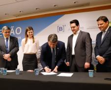 O governador Carlos Massa Ratinho Junior e o ministro da Infraestrutura, Tarcísio de Freitas, assinaram nesta terça-feira (13) um memorando de entendimento para o início de um trabalho conjunto de modelagem do novo programa de concessões de rodovias que cortam o Paraná.