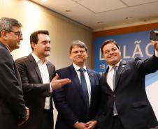 O governador Carlos Massa Ratinho Junior e o ministro da Infraestrutura, Tarcísio de Freitas, assinaram nesta terça-feira (13) um memorando de entendimento para o início de um trabalho conjunto de modelagem do novo programa de concessões de rodovias que cortam o Paraná.