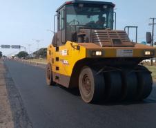 Na PR-323, no Noroeste do Estado, foram iniciados serviços de fresagem, que é a retirada da camada superior do pavimento, seguida pela reperfilagem, que consiste na aplicação de concreto betuminoso usinado a quente (CBUQ) e compactação desse material. O resultado será uma pista plana, sem deformações e buracos. Os trabalhos começaram em Cianorte e devem ser executados até Maringá, em uma extensão de 77,11 quilômetros.Foto: Divulgação/DER