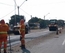 Na PR-323, no Noroeste do Estado, foram iniciados serviços de fresagem, que é a retirada da camada superior do pavimento, seguida pela reperfilagem, que consiste na aplicação de concreto betuminoso usinado a quente (CBUQ) e compactação desse material. O resultado será uma pista plana, sem deformações e buracos. Os trabalhos começaram em Cianorte e devem ser executados até Maringá, em uma extensão de 77,11 quilômetros.Foto: Divulgação/DER
