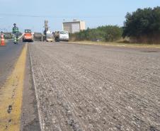 Na PR-323, no Noroeste do Estado, foram iniciados serviços de fresagem, que é a retirada da camada superior do pavimento, seguida pela reperfilagem, que consiste na aplicação de concreto betuminoso usinado a quente (CBUQ) e compactação desse material. O resultado será uma pista plana, sem deformações e buracos. Os trabalhos começaram em Cianorte e devem ser executados até Maringá, em uma extensão de 77,11 quilômetros.Foto: Divulgação/DER