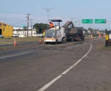 Na PR-323, no Noroeste do Estado, foram iniciados serviços de fresagem, que é a retirada da camada superior do pavimento, seguida pela reperfilagem, que consiste na aplicação de concreto betuminoso usinado a quente (CBUQ) e compactação desse material. O resultado será uma pista plana, sem deformações e buracos. Os trabalhos começaram em Cianorte e devem ser executados até Maringá, em uma extensão de 77,11 quilômetros.Foto: Divulgação/DER