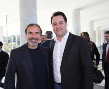 Um acordo assinado pelo governador Carlos Massa Ratinho Junior e o Grupo Latam Airlines vai abrir 71 novos voos no Estado. A empresa destaca que haverá ampliação de 17% das operações Paraná, fazendo do Estado o quarto maior mercado da companhia no Brasil. O anúncio feito nesta sexta-feira (30), no Palácio Iguaçu, em Curitiba.Curitiba, 30-08-19.Foto: Arnaldo Alves / AEN