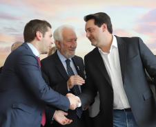 Um acordo assinado pelo governador Carlos Massa Ratinho Junior e o Grupo Latam Airlines vai abrir 71 novos voos no Estado. A empresa destaca que haverá ampliação de 17% das operações Paraná, fazendo do Estado o quarto maior mercado da companhia no Brasil. O anúncio feito nesta sexta-feira (30), no Palácio Iguaçu, em Curitiba.Curitiba, 30-08-19.Foto: Arnaldo Alves / AEN