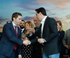 Um acordo assinado pelo governador Carlos Massa Ratinho Junior e o Grupo Latam Airlines vai abrir 71 novos voos no Estado. A empresa destaca que haverá ampliação de 17% das operações Paraná, fazendo do Estado o quarto maior mercado da companhia no Brasil. O anúncio feito nesta sexta-feira (30), no Palácio Iguaçu, em Curitiba.