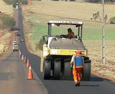 A PR-239 e a PR-317, na região Oeste, passam por serviços de conservação que vão beneficiar cerca de 50 mil pessoas. São executadas a reperfilagem, que consiste na aplicação de Concreto Betuminoso Usinado a Quente (CBUQ), e compactação desse material em pontos críticos da rodovia para resolver problemas como buracos e deformações.Foto: Divulgação/DER