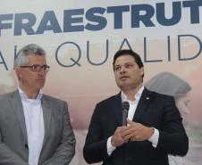 Foi assinada nesta sexta-feira (13) a ordem de serviço para o início dos estudos das Concessões de Rodovias Paranaenses. É o início do trabalho conjunto do Governo do Paraná e a União para modelagem do novo programa de concessões de rodovias que cortam o Paraná. Ao todo, serão licitados pelo Governo Federal 4,1 mil quilômetros de estradas estaduais e federais até 2021. Foto: Divulgação/SEIL