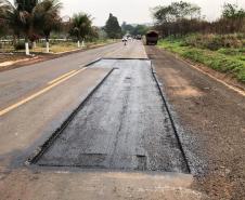 A PR-463, no trecho entre Uniflor, no Norte Central, e Paranacity, na região Noroeste, está recebendo remendos superficiais. Eles incluem a fresagem, que é a retirada da camada superior do pavimento, seguida pela aplicação de Concreto Betuminoso Usinado a Quente (CBUQ) e a compactação deste material. Foto: Divulgação/DER