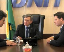 O secretário da Infraestrutura e Logística do Paraná, Sandro Alex, e o diretor-geral do Departamento de Estradas e Rodagem (DER), Fernando Furiatti, estiveram nesta semana no Ministério da Infraestrutura, em Brasília, para tratar de assuntos referentes a importantes obras no Estado. Entre elas, a ampliação da pista do Aeroporto Internacional de Foz do Iguaçu e a duplicação da BR-469, conhecida como Rodovia das Cataratas. Foto: Divulgação/SEIL