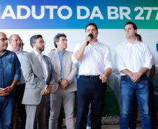 O governador Carlos Massa Ratinho Junior inaugurou nesta quinta-feira (10) o viaduto Nelson Buffara, na entrada de Paranaguá, onde a BR-277 se divide entre as avenidas Ayrton Senna e Bento Rocha. A obra é fundamental para melhorar o trânsito pesado da região e agilizar a movimentação de cargas em direção ao Porto de Paranaguá.