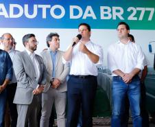 O governador Carlos Massa Ratinho Junior inaugurou nesta quinta-feira (10) o viaduto Nelson Buffara, na entrada de Paranaguá, onde a BR-277 se divide entre as avenidas Ayrton Senna e Bento Rocha. A obra é fundamental para melhorar o trânsito pesado da região e agilizar a movimentação de cargas em direção ao Porto de Paranaguá.