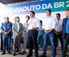 O governador Carlos Massa Ratinho Junior inaugurou nesta quinta-feira (10) o viaduto Nelson Buffara, na entrada de Paranaguá, onde a BR-277 se divide entre as avenidas Ayrton Senna e Bento Rocha. A obra é fundamental para melhorar o trânsito pesado da região e agilizar a movimentação de cargas em direção ao Porto de Paranaguá.