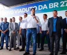 O governador Carlos Massa Ratinho Junior inaugurou nesta quinta-feira (10) o viaduto Nelson Buffara, na entrada de Paranaguá, onde a BR-277 se divide entre as avenidas Ayrton Senna e Bento Rocha. A obra é fundamental para melhorar o trânsito pesado da região e agilizar a movimentação de cargas em direção ao Porto de Paranaguá.