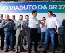 O governador Carlos Massa Ratinho Junior inaugurou nesta quinta-feira (10) o viaduto Nelson Buffara, na entrada de Paranaguá, onde a BR-277 se divide entre as avenidas Ayrton Senna e Bento Rocha. A obra é fundamental para melhorar o trânsito pesado da região e agilizar a movimentação de cargas em direção ao Porto de Paranaguá.