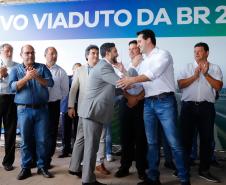 O governador Carlos Massa Ratinho Junior inaugurou nesta quinta-feira (10) o viaduto Nelson Buffara, na entrada de Paranaguá, onde a BR-277 se divide entre as avenidas Ayrton Senna e Bento Rocha. A obra é fundamental para melhorar o trânsito pesado da região e agilizar a movimentação de cargas em direção ao Porto de Paranaguá.