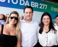 O governador Carlos Massa Ratinho Junior inaugurou nesta quinta-feira (10) o viaduto Nelson Buffara, na entrada de Paranaguá, onde a BR-277 se divide entre as avenidas Ayrton Senna e Bento Rocha. A obra é fundamental para melhorar o trânsito pesado da região e agilizar a movimentação de cargas em direção ao Porto de Paranaguá.