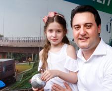 O governador Carlos Massa Ratinho Junior inaugurou nesta quinta-feira (10) o viaduto Nelson Buffara, na entrada de Paranaguá, onde a BR-277 se divide entre as avenidas Ayrton Senna e Bento Rocha. A obra é fundamental para melhorar o trânsito pesado da região e agilizar a movimentação de cargas em direção ao Porto de Paranaguá.