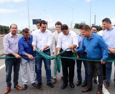 O governador Carlos Massa Ratinho Junior inaugurou nesta quinta-feira (10) o viaduto Nelson Buffara, na entrada de Paranaguá, onde a BR-277 se divide entre as avenidas Ayrton Senna e Bento Rocha. A obra é fundamental para melhorar o trânsito pesado da região e agilizar a movimentação de cargas em direção ao Porto de Paranaguá.