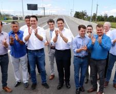 O governador Carlos Massa Ratinho Junior inaugurou nesta quinta-feira (10) o viaduto Nelson Buffara, na entrada de Paranaguá, onde a BR-277 se divide entre as avenidas Ayrton Senna e Bento Rocha. A obra é fundamental para melhorar o trânsito pesado da região e agilizar a movimentação de cargas em direção ao Porto de Paranaguá.