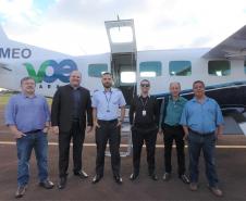 Dois potentes jatos de água batizaram simbolicamente as primeiras aeronaves que partiram com voos de Curitiba para o Interior do Estado inaugurando oficialmente, nesta terça-feira (22), o programa Voe Paraná. O voo 5545 partiu às 12h15 com destino à Guaíra, na região Oeste. O 5555 foi para União da Vitória, no extremo sul do Paraná. Antes disso, uma aeronave saiu de Campo Mourão, no Centro-Oeste, rumo à capital.Foto: Prefeitura de Campo Mourão