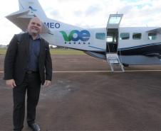 Dois potentes jatos de água batizaram simbolicamente as primeiras aeronaves que partiram com voos de Curitiba para o Interior do Estado inaugurando oficialmente, nesta terça-feira (22), o programa Voe Paraná. O voo 5545 partiu às 12h15 com destino à Guaíra, na região Oeste. O 5555 foi para União da Vitória, no extremo sul do Paraná. Antes disso, uma aeronave saiu de Campo Mourão, no Centro-Oeste, rumo à capital.Foto: Prefeitura de Campo Mourão