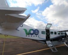 Dois potentes jatos de água batizaram simbolicamente as primeiras aeronaves que partiram com voos de Curitiba para o Interior do Estado inaugurando oficialmente, nesta terça-feira (22), o programa Voe Paraná. O voo 5545 partiu às 12h15 com destino à Guaíra, na região Oeste. O 5555 foi para União da Vitória, no extremo sul do Paraná. Antes disso, uma aeronave saiu de Campo Mourão, no Centro-Oeste, rumo à capital. Foto: Prefeitura de Campo Mourão