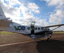 Dois potentes jatos de água batizaram simbolicamente as primeiras aeronaves que partiram com voos de Curitiba para o Interior do Estado inaugurando oficialmente, nesta terça-feira (22), o programa Voe Paraná. O voo 5545 partiu às 12h15 com destino à Guaíra, na região Oeste. O 5555 foi para União da Vitória, no extremo sul do Paraná. Antes disso, uma aeronave saiu de Campo Mourão, no Centro-Oeste, rumo à capital.Foto: Prefeitura de Campo Mourão