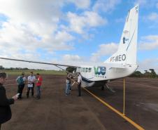 Dois potentes jatos de água batizaram simbolicamente as primeiras aeronaves que partiram com voos de Curitiba para o Interior do Estado inaugurando oficialmente, nesta terça-feira (22), o programa Voe Paraná. O voo 5545 partiu às 12h15 com destino à Guaíra, na região Oeste. O 5555 foi para União da Vitória, no extremo sul do Paraná. Antes disso, uma aeronave saiu de Campo Mourão, no Centro-Oeste, rumo à capital. Foto: Prefeitura de Campo Mourão
