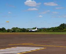 Dois potentes jatos de água batizaram simbolicamente as primeiras aeronaves que partiram com voos de Curitiba para o Interior do Estado inaugurando oficialmente, nesta terça-feira (22), o programa Voe Paraná. O voo 5545 partiu às 12h15 com destino à Guaíra, na região Oeste. O 5555 foi para União da Vitória, no extremo sul do Paraná. Antes disso, uma aeronave saiu de Campo Mourão, no Centro-Oeste, rumo à capital. Foto: Prefeitura de Francisco Beltrão