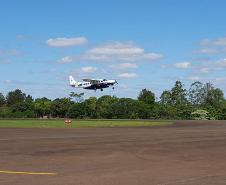 Dois potentes jatos de água batizaram simbolicamente as primeiras aeronaves que partiram com voos de Curitiba para o Interior do Estado inaugurando oficialmente, nesta terça-feira (22), o programa Voe Paraná. O voo 5545 partiu às 12h15 com destino à Guaíra, na região Oeste. O 5555 foi para União da Vitória, no extremo sul do Paraná. Antes disso, uma aeronave saiu de Campo Mourão, no Centro-Oeste, rumo à capital. Foto: Prefeitura de Francisco Beltrão