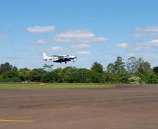 Dois potentes jatos de água batizaram simbolicamente as primeiras aeronaves que partiram com voos de Curitiba para o Interior do Estado inaugurando oficialmente, nesta terça-feira (22), o programa Voe Paraná. O governador Carlos Massa Ratinho Junior acompanhou a estreia no Aeroporto Afonso Pena, em São José dos Pinhais, recepcionando os primeiros passageiros com destino ao Interior do Estado.
