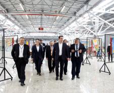 Dois potentes jatos de água batizaram simbolicamente as primeiras aeronaves que partiram com voos de Curitiba para o Interior do Estado inaugurando oficialmente, nesta terça-feira (22), o programa Voe Paraná. O governador Carlos Massa Ratinho Junior acompanhou a estreia no Aeroporto Afonso Pena, em São José dos Pinhais, recepcionando os primeiros passageiros com destino ao Interior do Estado.