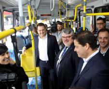Dois potentes jatos de água batizaram simbolicamente as primeiras aeronaves que partiram com voos de Curitiba para o Interior do Estado inaugurando oficialmente, nesta terça-feira (22), o programa Voe Paraná. O governador Carlos Massa Ratinho Junior acompanhou a estreia no Aeroporto Afonso Pena, em São José dos Pinhais, recepcionando os primeiros passageiros com destino ao Interior do Estado.