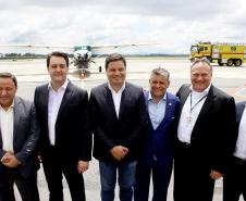 Dois potentes jatos de água batizaram simbolicamente as primeiras aeronaves que partiram com voos de Curitiba para o Interior do Estado inaugurando oficialmente, nesta terça-feira (22), o programa Voe Paraná. O governador Carlos Massa Ratinho Junior acompanhou a estreia no Aeroporto Afonso Pena, em São José dos Pinhais, recepcionando os primeiros passageiros com destino ao Interior do Estado.