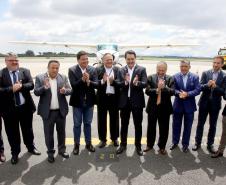 Dois potentes jatos de água batizaram simbolicamente as primeiras aeronaves que partiram com voos de Curitiba para o Interior do Estado inaugurando oficialmente, nesta terça-feira (22), o programa Voe Paraná. O governador Carlos Massa Ratinho Junior acompanhou a estreia no Aeroporto Afonso Pena, em São José dos Pinhais, recepcionando os primeiros passageiros com destino ao Interior do Estado.
